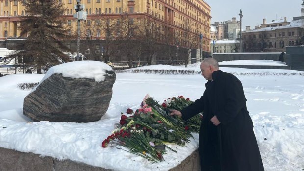 Australia’s Ambassador to Russia, John Geering, lays flowers in memory of Alexei Navalny in Moscow.