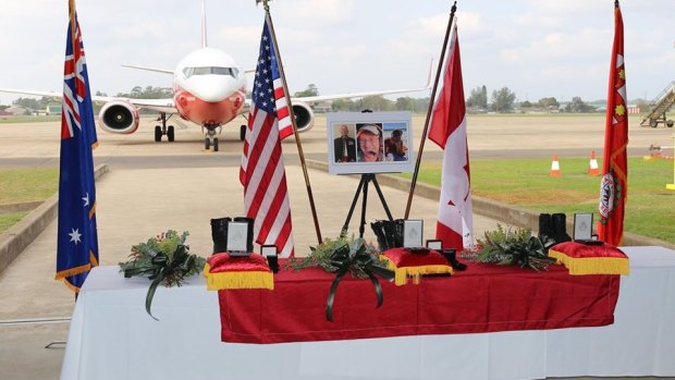 The three US firefighters who died a week ago when their aircraft crashed have been commemorated in a memorial service.