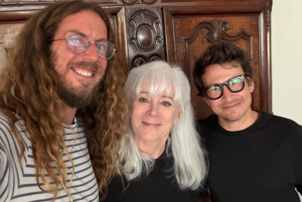 Patricia Richardson, Taran Noah Smith and Jonathan Taylor Thomas posed for a photo together in a mini Home Improvement reunion.