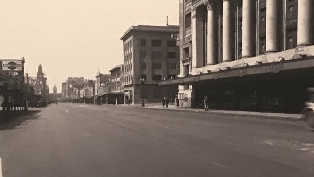 Elizabeth Street in Melbourne's CBD in 1933, captured in a crime scene photo after the murder of pawnbroker Maurice Langley. 