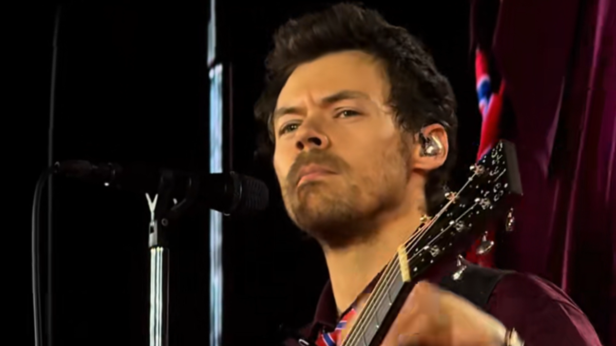 Singer Reacts to Hilarious Moment as Crowd Sings Along - News Directory 3
