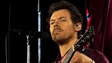 Harry Styles forgetting lyrics to a song in Amsterdam, asks the crowd for help