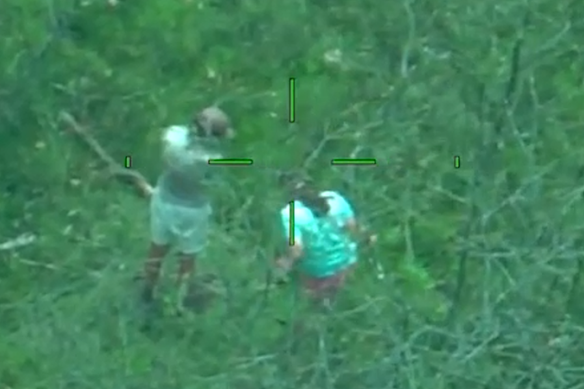 The moment siblings Hannah and Eli Jones were spotted by police. 