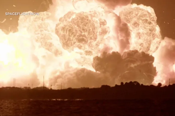 Il razzo New Glenn di Blue Origin di proprietà di Jeff Bezos è stato avvolto dalle fiamme dopo un catastrofico fallimento nel lancio. 