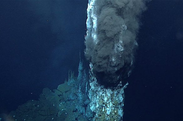 Bir hidrotermal menfez - Marianas - 2016'da bulundu.