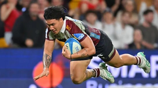 Dre Pakeho scores for the Reds.