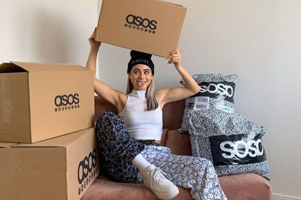 ASOS 大使 Jana Aasland 与该公司当前的套餐。