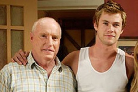 Meagher as Alf Stewart and Chris Hemsworth as Kim Hyde in Home And Away.