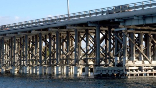 Erosion has closed the Fremantle Traffic Bridge.