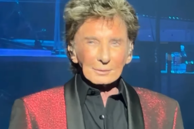 Barry manilow returns to stage