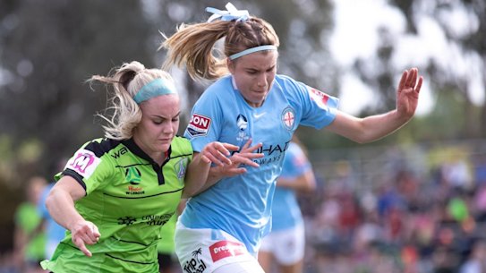 Canberra United's Ellie Carpenter  and Melbourne City's Chelsea Blissett. Photo: Sitthixay Ditthavong