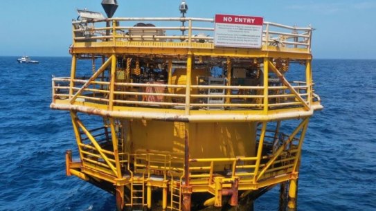 The riser turret mooring weighs 2500 tonnes and is 83m long.