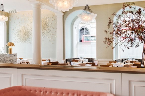 Spring foi o primeiro restaurante no Reino Unido a proibir plásticos descartáveis. 