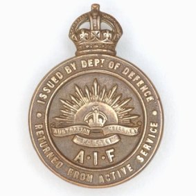 A 1914-1918 Discharged Returned Soldier Badge.