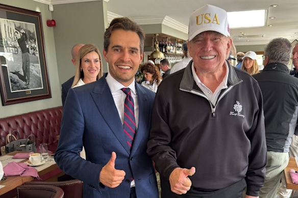 O cofundador da Nexo, Antoni Trenchev, com o presidente dos EUA, Donald Trump, no Trump International Golf Links em Aberdeen, Escócia.