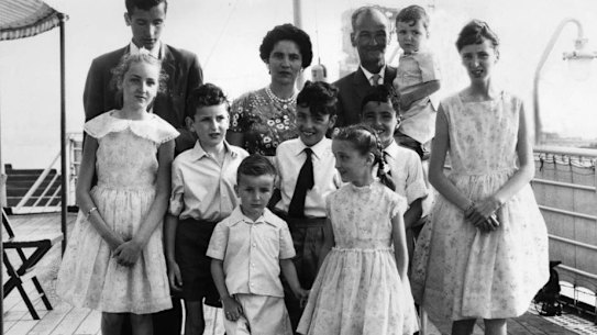A British migrant couple and their family of nine arrive in Sydney in 1961.