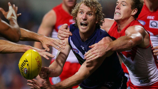 David Mundy has urged the Dockers not to rely on just a few players when the team gets behind.