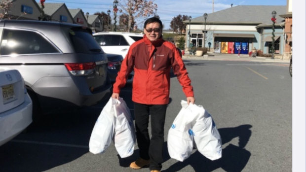 Yang Hengjun's Weibo post on December 18, 2017 showing him with shopping bags.
