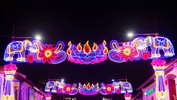 A iluminação em Cingapura que inspirou o portão de boas-vindas do Harris Park Little India.