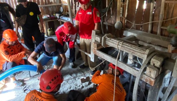 Rescuers have been pumping water out of the pit in which the miners were digging.