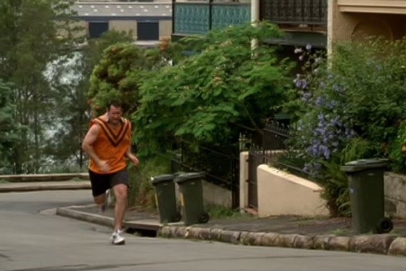 Anthony LaPaglia, playing detective Leon Zat, running up a Balmain East street in Lantana (2001).