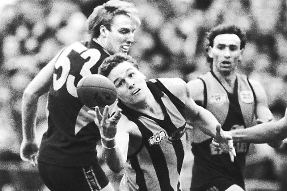 Hawthorn’s Paul Dear balances the ball on his fingertips in the 1991 grand final.