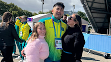 Despite his injury, Ridge was all smiles with Jade and Victoria after the competition.
