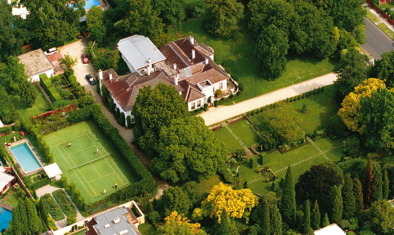An aerial view of Cranlana House.