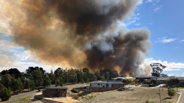 Mount Clear, Sebastopol fire: Residents near Ballarat told 