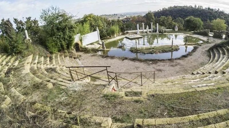 Tourists charged for alleged ancient amphitheatre attraction in Italy later found to be fake