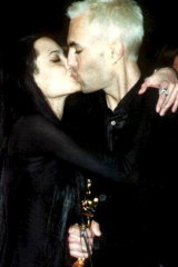 Angelina Jolie kissing her brother James Haven at the 2000 Oscars.