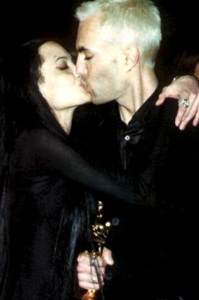 Angelina Jolie kissing her brother James Haven at the 2000 Oscars.