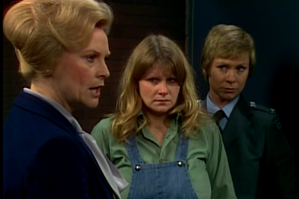 Erica (Patsy King), Doreen (Colette Mann) e Meg (Elspeth Ballantyne) em cena tensa de Prisioneiro.