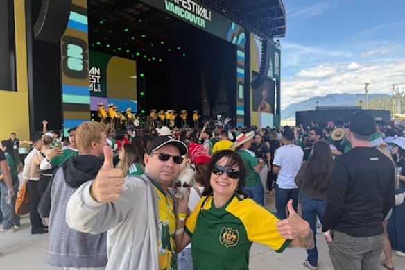 Os torcedores australianos Declan Rooney e Laraine McCarthy revelaram seu mascote da turnê, Gary the kookaburra, no evento para torcedores da Copa do Mundo em Vancouver.