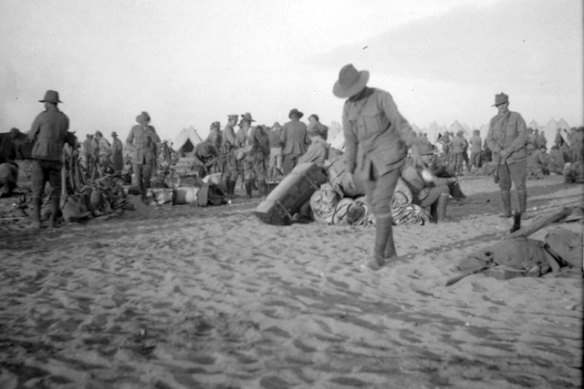 Australian troops in camp Mena in Egypt, circa 1914-1915.