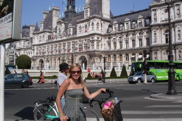 Coopes with her trusty bicycle in the Marais (Paris) in 2004.
