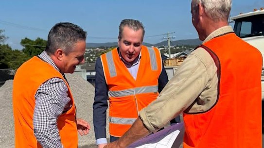 Jimmy Sullivan (centre) visiting a construction site in his electorate before he was expelled from the Labor Party.