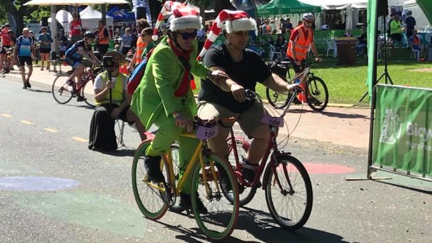Sean Harrison (left) guiding vision-impaired cyclist Brendon Donohue (right) on the 10km ride.