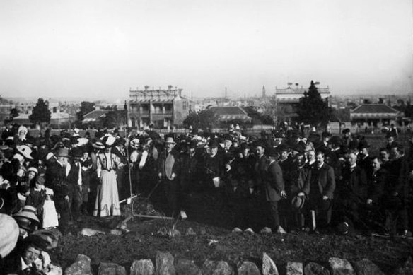 A large number of people are grouped around Lady Peacock, planting a tree in the Darling Gardens in 1907.