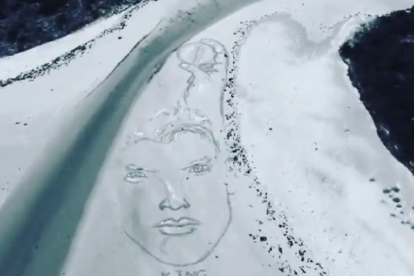 A sand artist has paid tribute to Shane Warne by drawing a portrait of him in the sand at a Torquay beach.