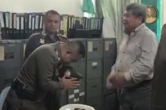Thailand's Deputy National Police chief Srivara Ransibrahmanakul was criticised for bowing to animal cruelty suspect and construction tycoon Premchai Karnasuta.