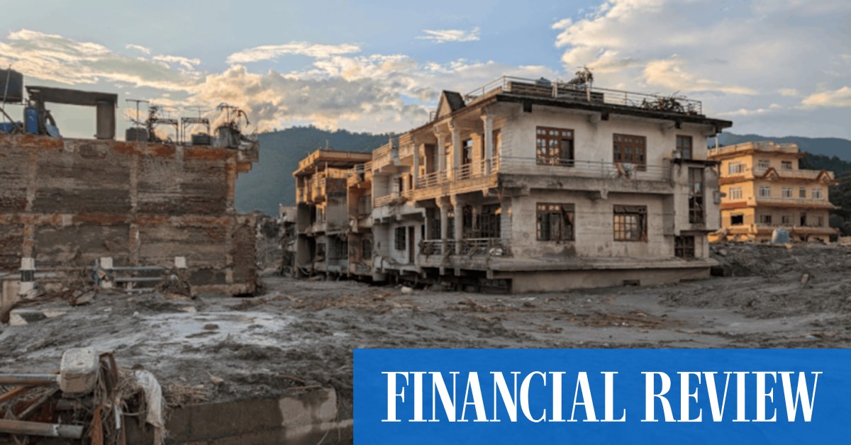 Nepal rescuers flee to safety on fears of fresh flooding