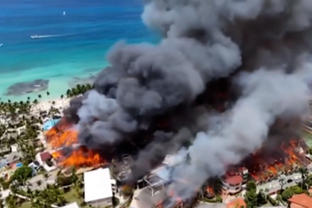 An Italian tourist has died and a luxury resort has been destroyed in a dramatic fire in the Caribbean.