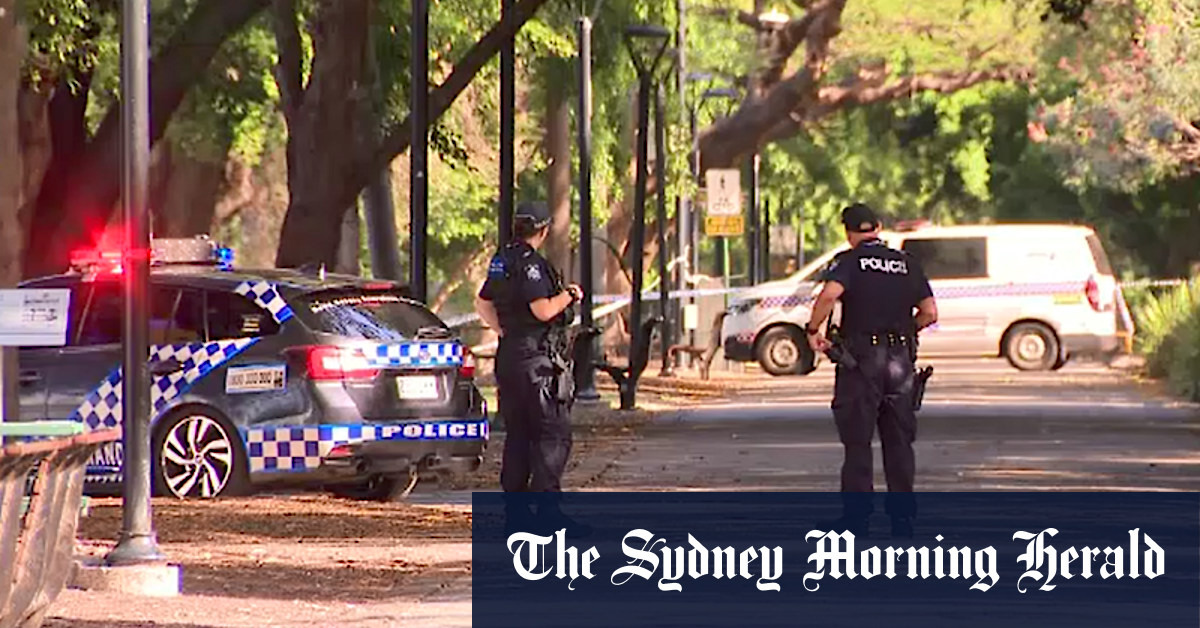 Visitors ordered to avoid Botanic Gardens amid stand-off with armed man