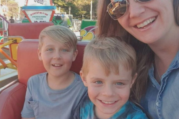 Cooper Onyett (centre) with his older brother Jett and mother Skye Meinen. Cooper drowned at Port Fairy in 2021.