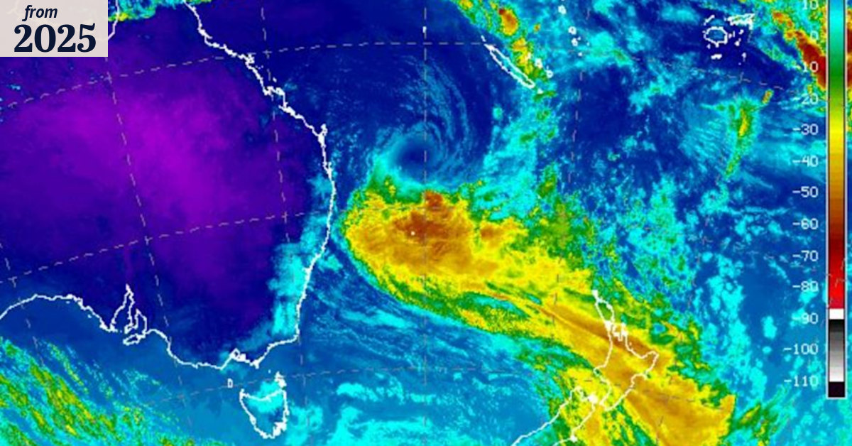Cyclone Alfred as it happened: Category 2 storm tracking towards south ...