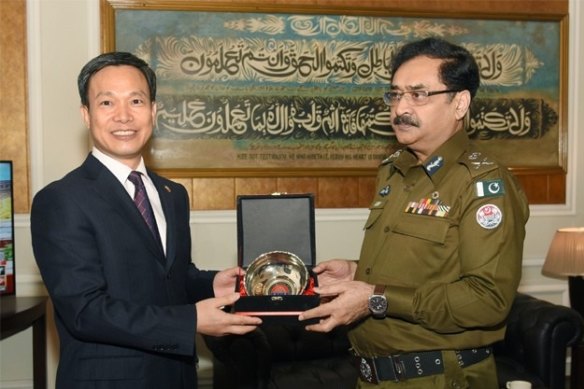 Long Dingbin during his time as consul-general in Lahore with Punjab police captain Arif Nawaz Khan. 