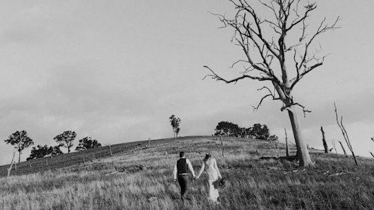 Wedding photo by Blue Mountains based photographer Ona Janzen.
