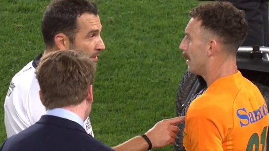 Mathieu Raynal points at Nic White.