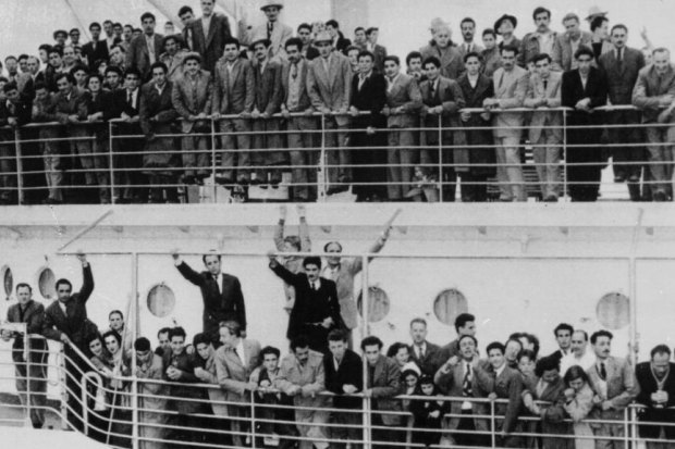 The Australian accent encompasses the sub-dialects of immigrants, such as these people arriving at Melbourne’s Station Pier in the 1940s and sometimes those of their children and grandchildren. 